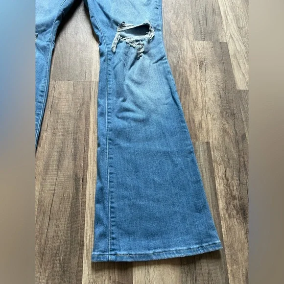 Levi’s Woman’s Medium Wash Sturdy Western Distressed 726 Flare Jeans Size 32 - Picture 4 of 12
